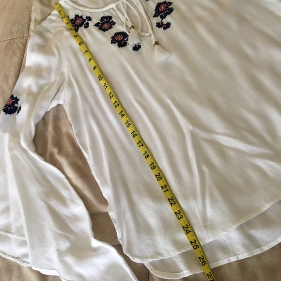 NWOT white bell sleeve boho blouse w/floral trim - Picture 4 of 6